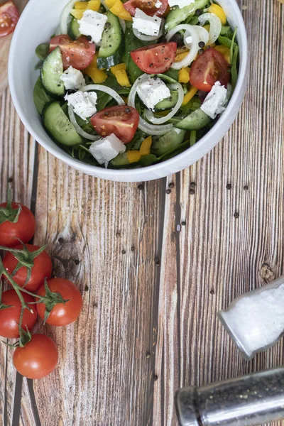 Yeşil yaprak ve sebze karışımından yapılmış yeşil vegan salatası..