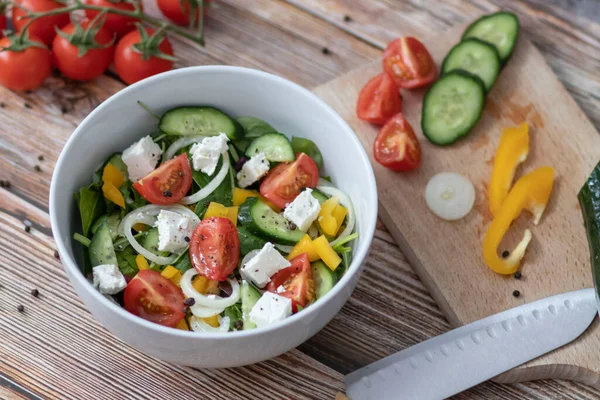 Yeşil yaprak ve sebze karışımından yapılmış yeşil vegan salatası..
