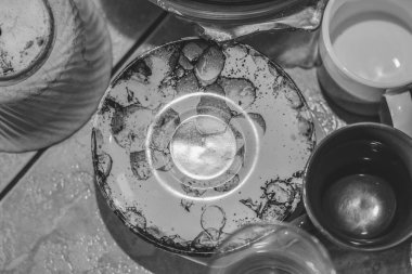 Basit eski toprak eşyalar ve cam eşyalar, tabaklar, bardaklar, bardaklar.