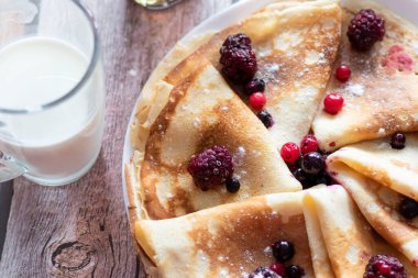 Ev yapımı krepler, böğürtlenli ve akçaağaç şuruplu leziz krepler.