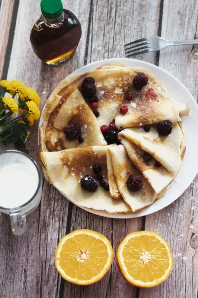 Hausgemachte Pfannkuchen Leckere Dünne Pfannkuchen Mit Beeren Und Ahornsirup — Stockfoto