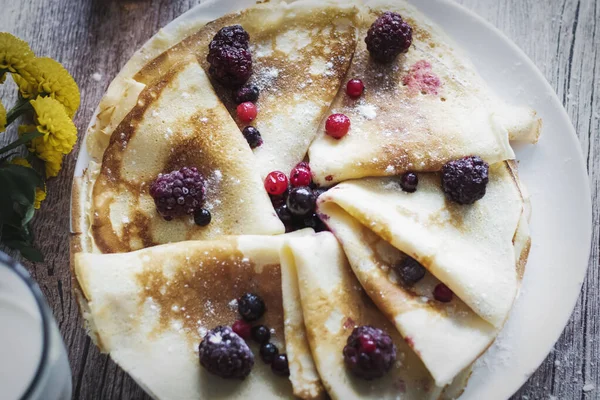 Hausgemachte Pfannkuchen Leckere Dünne Pfannkuchen Mit Beeren Und Ahornsirup — Stockfoto