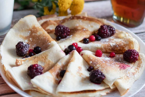 Hausgemachte Pfannkuchen Leckere Dünne Pfannkuchen Mit Beeren Und Ahornsirup — Stockfoto