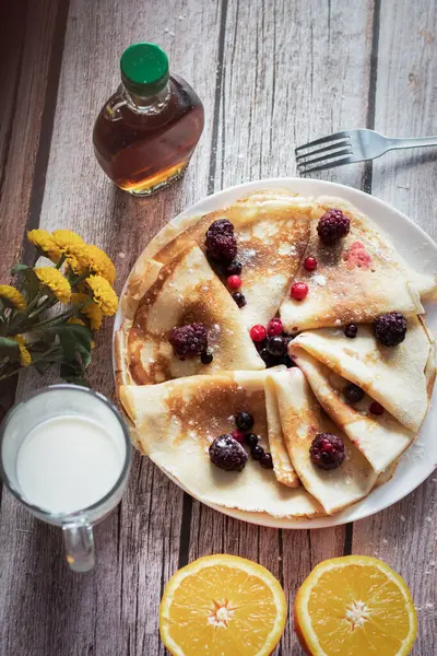 Homemade Pancakes Delicious Thin Pancakes Berries Maple Syrup — Stock Photo, Image