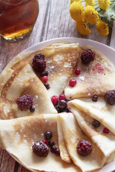 Homemade Pancakes Delicious Thin Pancakes Berries Maple Syrup — Stock Photo, Image