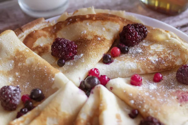 Crêpes Maison Délicieuses Crêpes Fines Aux Baies Sirop Érable — Photo