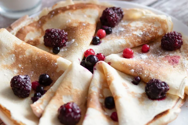 Zelfgemaakte Pannenkoeken Heerlijke Dunne Pannenkoeken Met Bessen Ahornsiroop — Stockfoto