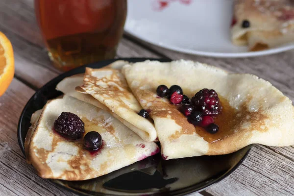 Hausgemachte Pfannkuchen Leckere Dünne Pfannkuchen Mit Beeren Und Ahornsirup — Stockfoto