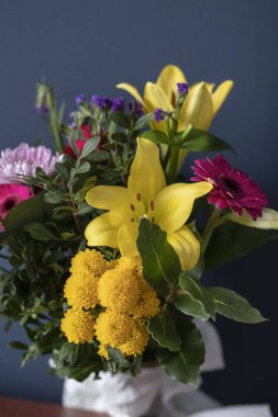 Güzel bahar çiçekleri. Farklı türde çiçekler..