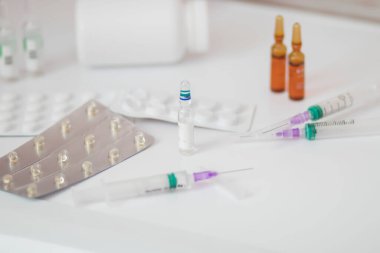 İlaçlar. Beyaz arka planda izole edilmiş tıbbi şırınganın ampulü. Haplar..