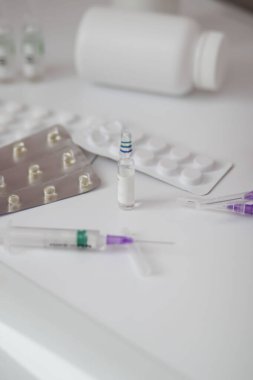 İlaçlar. Beyaz arka planda izole edilmiş tıbbi şırınganın ampulü. Haplar..