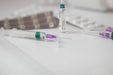 İlaçlar. Beyaz arka planda izole edilmiş tıbbi şırınganın ampulü. Haplar..