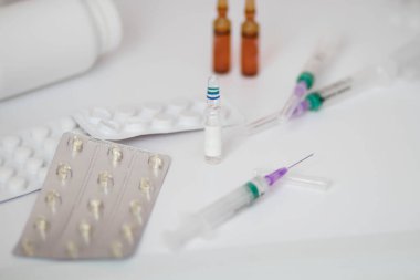 İlaçlar. Beyaz arka planda izole edilmiş tıbbi şırınganın ampulü. Haplar..
