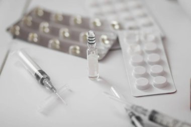 İlaçlar. Beyaz arka planda izole edilmiş tıbbi şırınganın ampulü. Haplar..