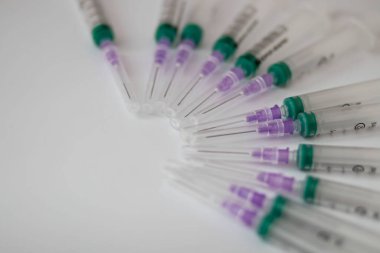 İlaçlar. Beyaz arka planda izole edilmiş tıbbi şırınganın ampulü. Haplar..