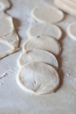 Et ve mantarlı Variki. Masada yatıyorlar. Hamur..
