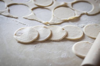 Et ve mantarlı Variki. Masada yatıyorlar. Hamur..