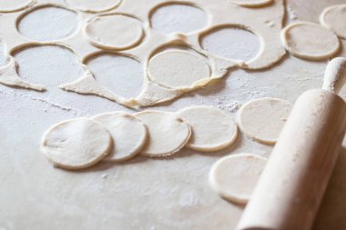 Et ve mantarlı Variki. Masada yatıyorlar. Hamur..