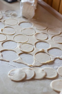 Et ve mantarlı Variki. Masada yatıyorlar. Hamur..