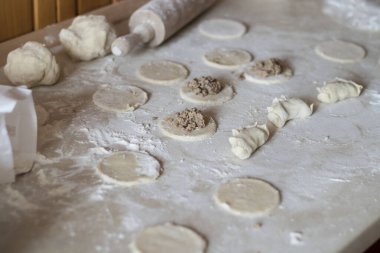 Et ve mantarlı Variki. Masada yatıyorlar. Hamur..