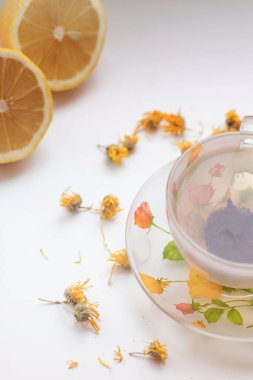 Limonlu ve zencefilli yeşil çay.