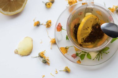 Limonlu ve zencefilli yeşil çay.