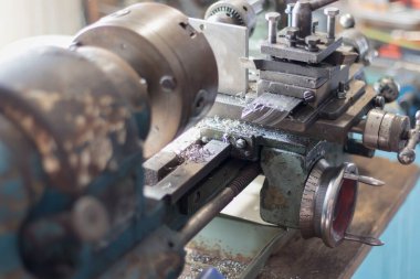 Metal endüstrisi: uçan kıvılcımları olan bir torna üzerinde çalışmak. Torna