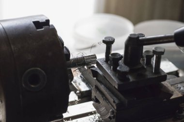 Metal endüstrisi: uçan kıvılcımları olan bir torna üzerinde çalışmak. Torna