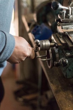 Metal endüstrisi: uçan kıvılcımları olan bir torna üzerinde çalışmak. Torna