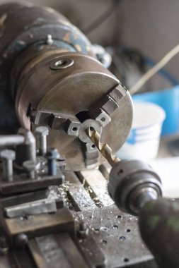 Metal endüstrisi: uçan kıvılcımları olan bir torna üzerinde çalışmak. Torna