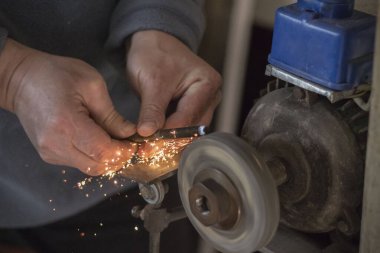 Metal endüstrisi: uçan kıvılcımları olan bir torna üzerinde çalışmak. Torna