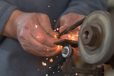 Metal endüstrisi: uçan kıvılcımları olan bir torna üzerinde çalışmak. Torna