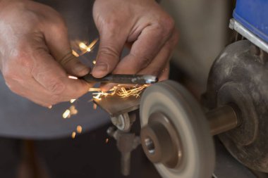 Metal endüstrisi: uçan kıvılcımları olan bir torna üzerinde çalışmak. Torna