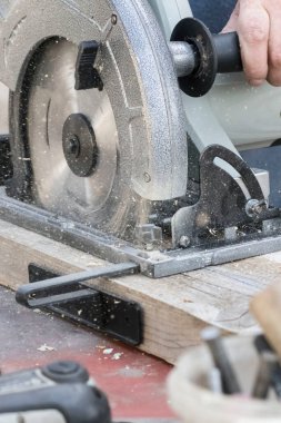 Farklı aletlerle ahşap işleme. Çalışma süreci.