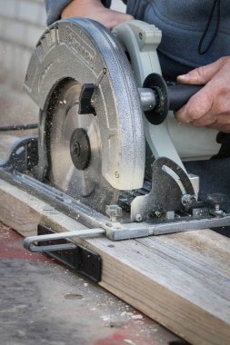 Farklı aletlerle ahşap işleme. Çalışma süreci.