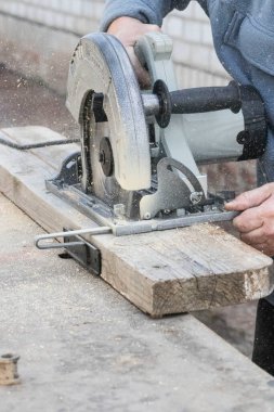 Farklı aletlerle ahşap işleme. Çalışma süreci.