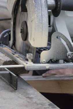 Farklı aletlerle ahşap işleme. Çalışma süreci.