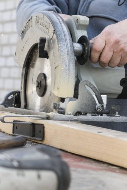 Farklı aletlerle ahşap işleme. Çalışma süreci.