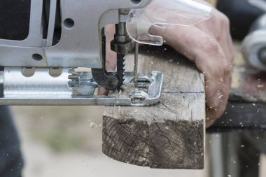 Farklı aletlerle ahşap işleme. Çalışma süreci.