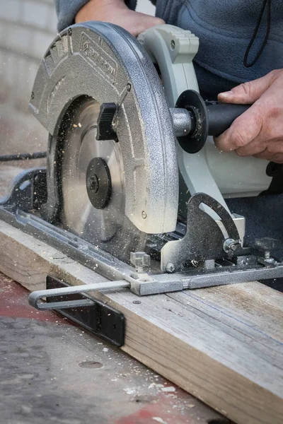 Farklı aletlerle ahşap işleme. Çalışma süreci.