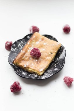 İştah açıcı güveç. Yakınlarda bir içki ve üzümlü ahududu var..