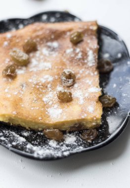 İştah açıcı güveç. Yakınlarda bir içki ve üzümlü ahududu var..