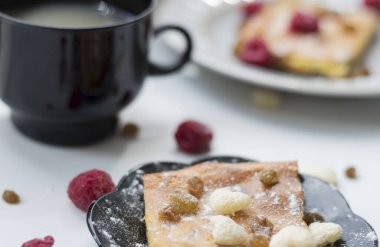 İştah açıcı güveç. Yakınlarda bir içki ve üzümlü ahududu var..