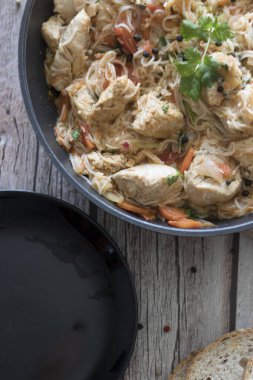 Sebzeli ve etli pirinç makarna.