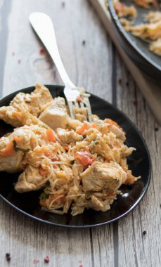 Sebzeli ve etli pirinç makarna.