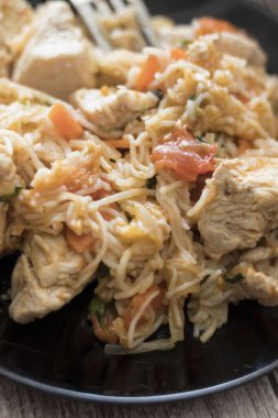 Sebzeli ve etli pirinç makarna.