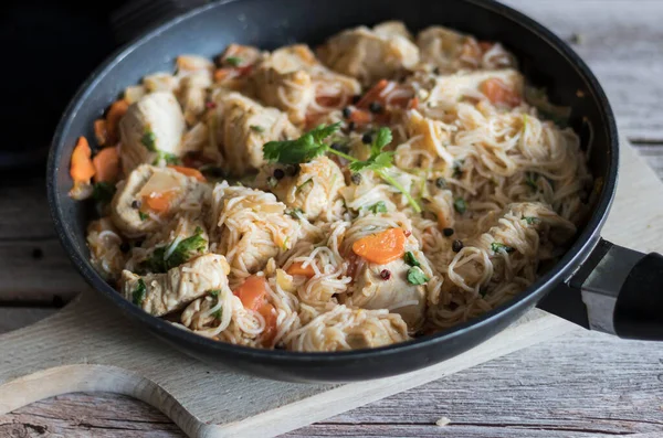 Sebzeli ve etli pirinç makarna.