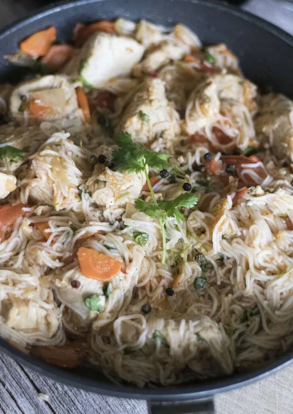 Sebzeli ve etli pirinç makarna.