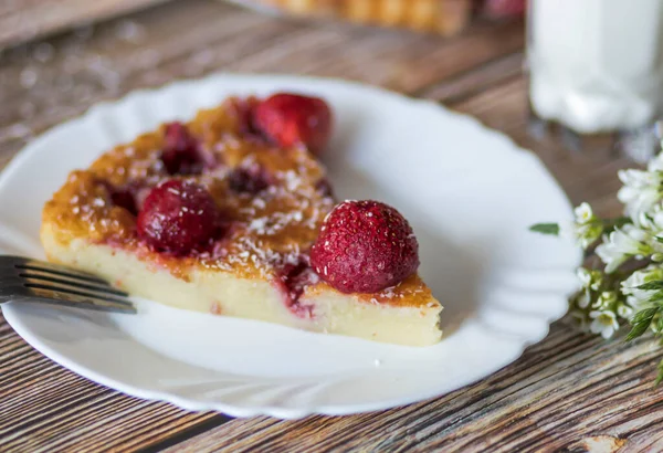 Homemade Strawberry Cake Stot Kitchen Table — Φωτογραφία Αρχείου