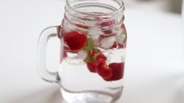 Çilekli yaz içkisi. Taze. Beyaz bir arkaplanda yakın plan.